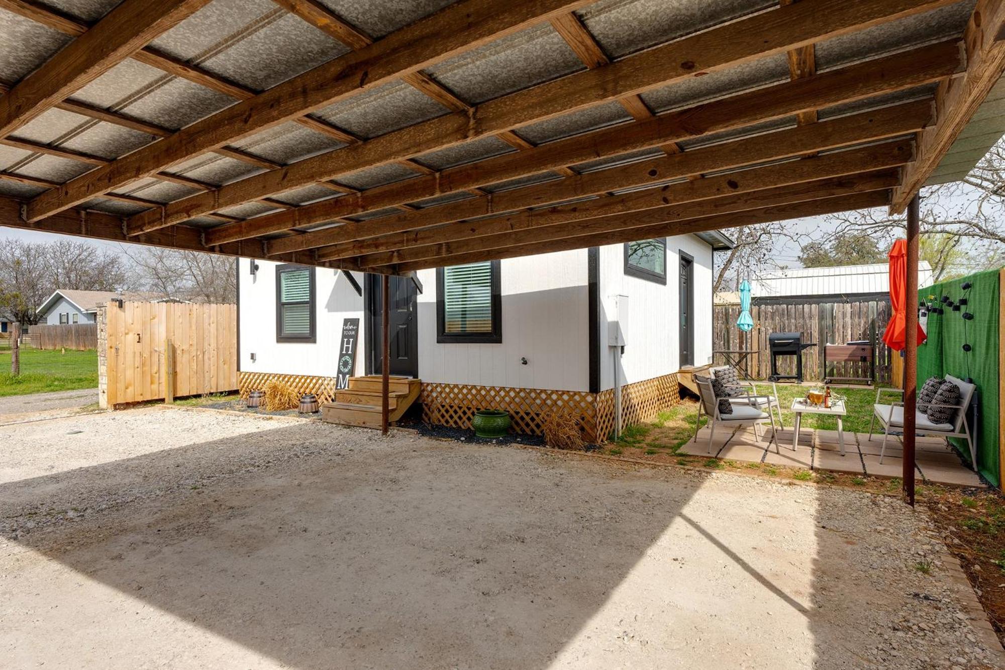 Hidden Cottage Mins To Main St And Sleeps 4 Фредериксберг Экстерьер фото