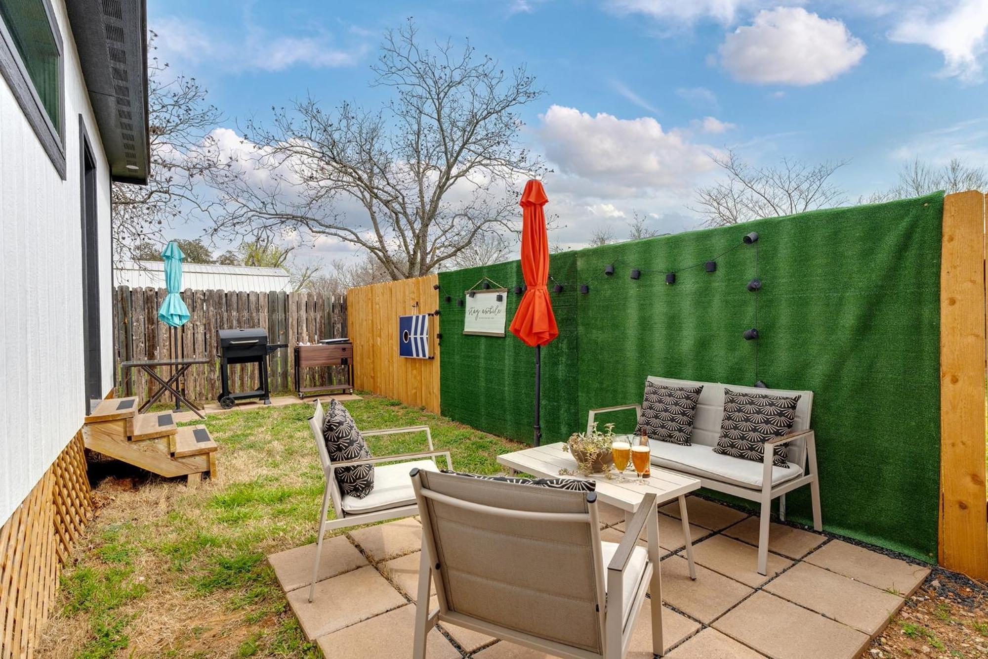 Hidden Cottage Mins To Main St And Sleeps 4 Фредериксберг Экстерьер фото